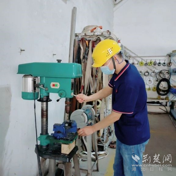 中順潔柔湖北公司鉗工操作。通訊員供圖.jpg