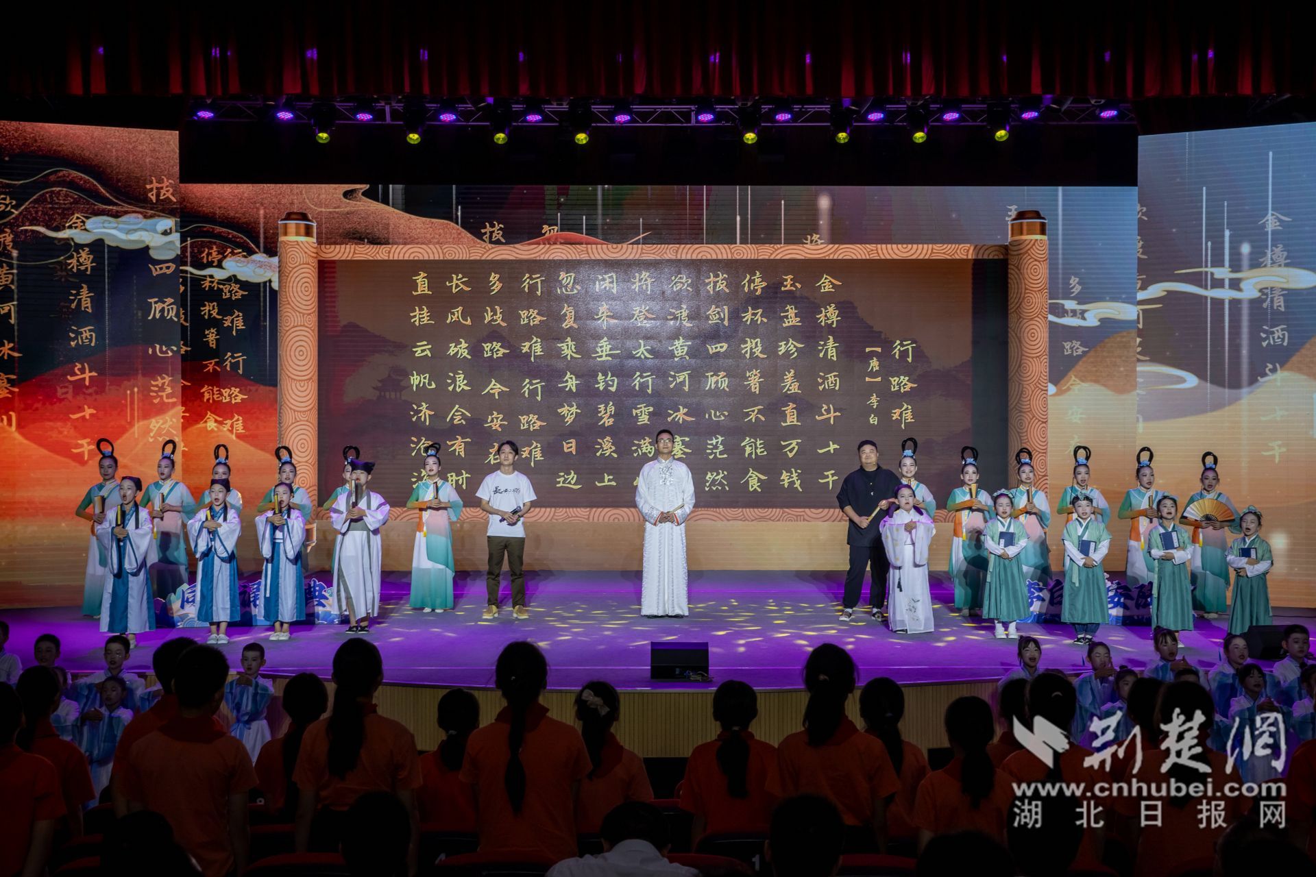 活動最后凌振赫、沈嘉柯、余維剛與學生們一齊誦讀行路難_副本.jpg.jpg