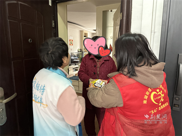 志愿小隊(duì)上門為轄區(qū)獨(dú)居、高齡老人送去湯圓.jpg